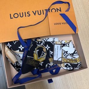 💯 Guarantee Authentic LouisVuittion silk bandeau.